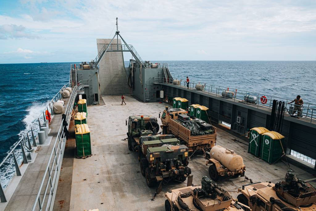 Mỗi LSV có thể chở tới 2.000 tấn hàng hóa, tương đương với 21 xe tăng chiến đấu chủ lực M1 Abrams hoặc 50 container xếp chồng lên nhau. Chiếc tàu này có thể hoạt động trong phạm vi gần 10.000 km. Ảnh: Defense News.