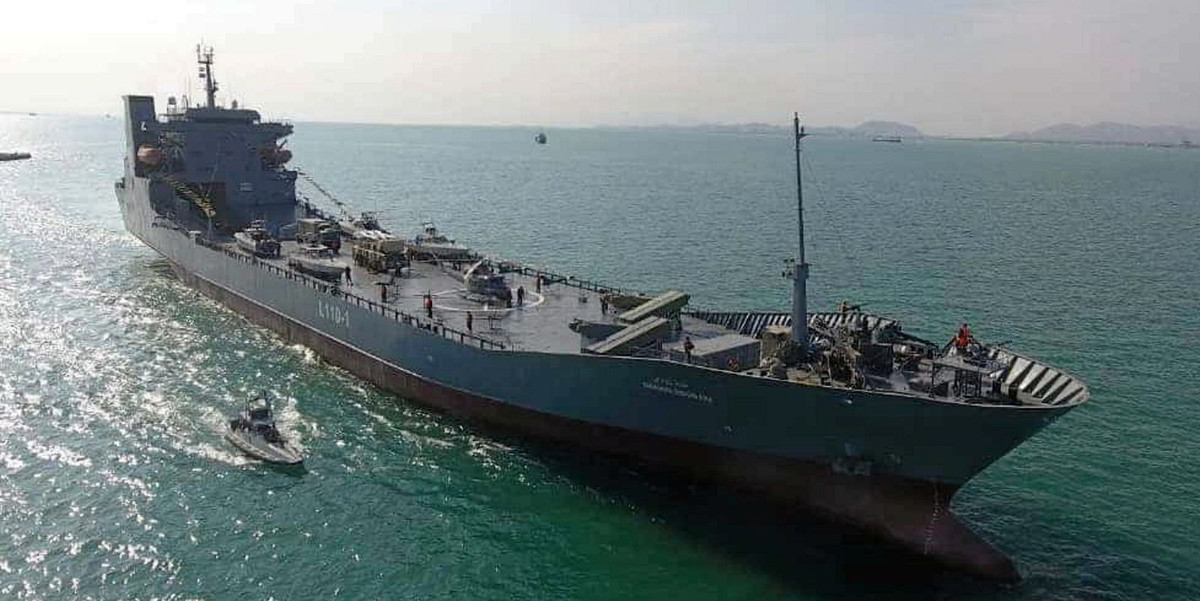 Ngoài ra, Lục quân Mỹ còn có một số lượng tàu nhỏ được thiết kế để đóng vai trò kết nối giữa các tàu chở hàng có tên gọi là “Ro-Ros”, được đặt tên theo khả năng cho phép xe tăng và xe bọc thép di chuyển trực tiếp lên xuống tàu và bờ biển. Ảnh: TradeWinds.