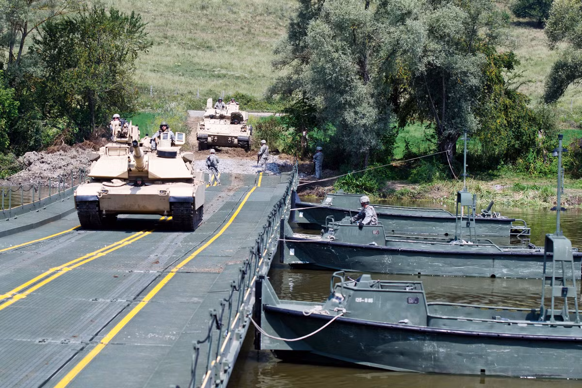  Lục quân Mỹ là lực lượng luôn sẵn sàng thực hiện các hoạt động chiến đấu ở hầu hết mọi nơi trên toàn cầu. Tuy nhiên, với xe tăng Abrams nặng 67 tấn và xe chiến đấu bộ binh Bradley nặng 40 tấn, Lục quân Mỹ không thể sử dụng chúng để vượt qua những vùng nước rộng lớn. Ảnh: Department of Defense.