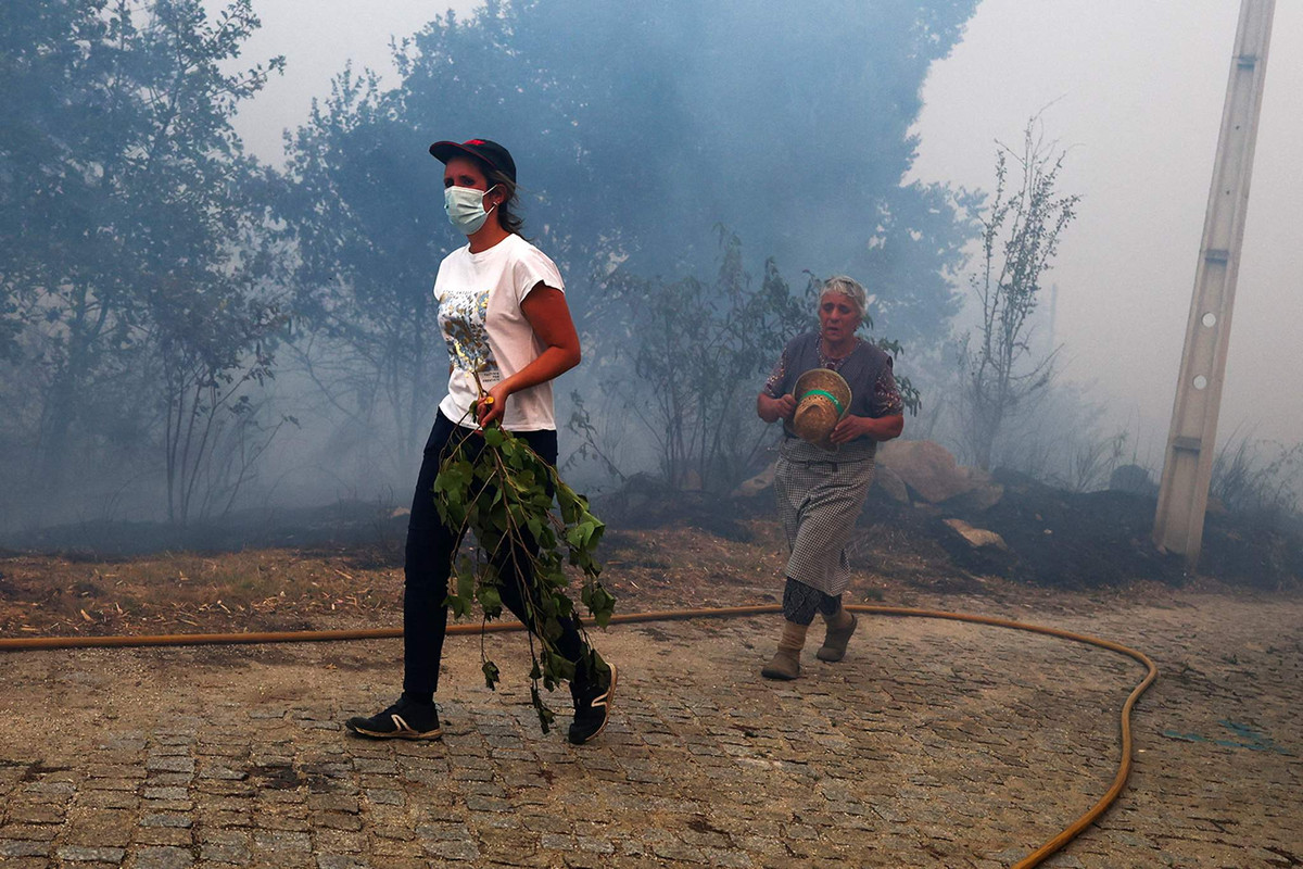 Hiện tại, hơn 140 vụ cháy đang diễn ra trên khắp đất nước, buộc chính quyền phải sơ tán cư dân tại nhiều khu vực nông thôn. Các tỉnh phía bắc và trung tâm Bồ Đào Nha là những nơi bị ảnh hưởng nặng nề nhất.