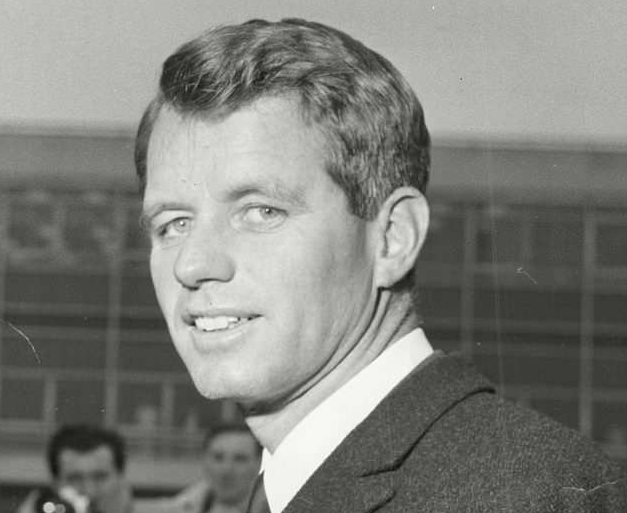 Tuy nhiên, chỉ vài giờ trước khi phát sóng, chương trình bị hủy bỏ. Chủ tịch ABC News, Roone Arledge, người bạn lâu năm của Ethel Kennedy (vợ của Robert Francis Kennedy-hay còn gọi là Bobby), đã ra quyết định này. Ảnh: Robert Francis Kennedy. Ảnh: Daily Mail.