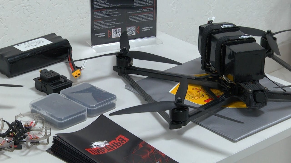 Cục thiết kế Simbirsk nổi tiếng với công nghệ UAV tiên tiến đã cho ra mắt hai mẫu UAV hiện đại gồm Piranha-7 và Piranha-10. Cả hai mẫu UAV này đều đã chứng minh được tính hiệu quả trên chiến trường, Piranha-10 nổi bật nhờ khung lớn hơn, động cơ mạnh hơn và cánh quạt rộng hơn, cho phép nó mang được trọng tải nặng hơn. Ảnh: X.