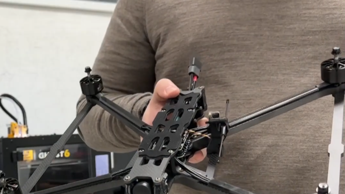 Được phát triển bởi Cục thiết kế Simbirsk, chiếc UAV này thể hiện bước nhảy vọt trong công nghệ máy bay không người lái với khả năng mang tải trọng vũ khí lên tới 4,5 kg, đây là một tính năng đóng vai trò then chốt của các loại UAV tấn công hiện nay. Ảnh: Sputnik.