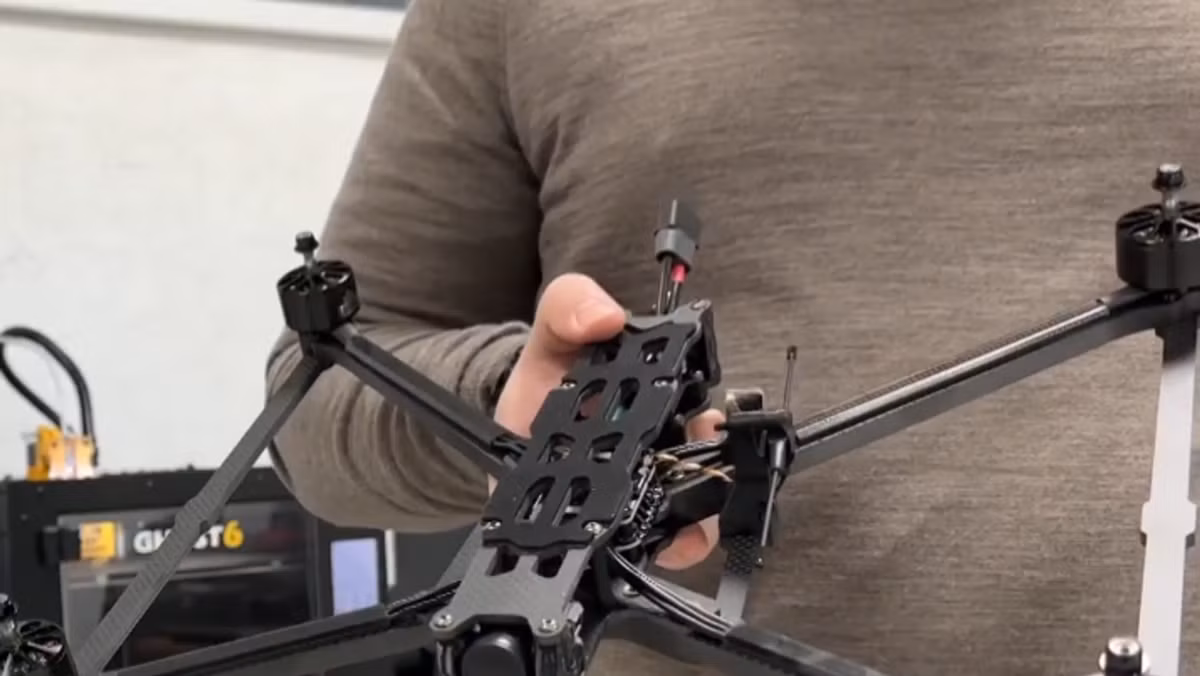 Được phát triển bởi Cục thiết kế Simbirsk, chiếc UAV này thể hiện bước nhảy vọt trong công nghệ máy bay không người lái với khả năng mang tải trọng vũ khí lên tới 4,5 kg, đây là một tính năng đóng vai trò then chốt của các loại UAV tấn công hiện nay. Ảnh: Sputnik.