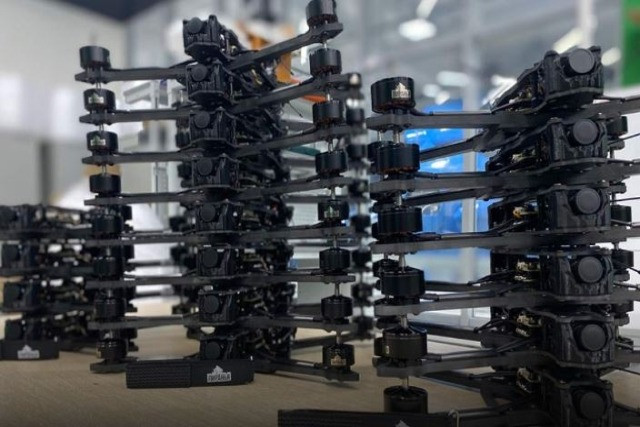 Kể từ mùa đông năm ngoái, Cục thiết kế Simbirsk đã cung cấp hơn 8.000 máy bay không người lái cho Quân đội Nga, với tốc độ sản xuất hơn 100 chiếc mỗi ngày. Thành công trong hoạt động này nêu bật vai trò quan trọng của công nghệ UAV trong chiến đấu hiện đại, mang lại lợi thế chiến thuật thông qua các cuộc tấn công chính xác và khả năng trinh sát.