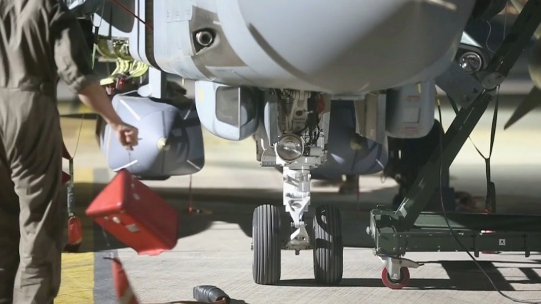 Trong giai đoạn cuối hành trình bay, đầu dò quang điện tử hồng ngoại sẽ so sánh ảnh thực với ảnh mục tiêu được lập trình sẵn trong máy tính của tên lửa. Sau đó nó sẽ lựa chọn điểm tác động để tiêu diệt đối tượng với độ chính xác cao.