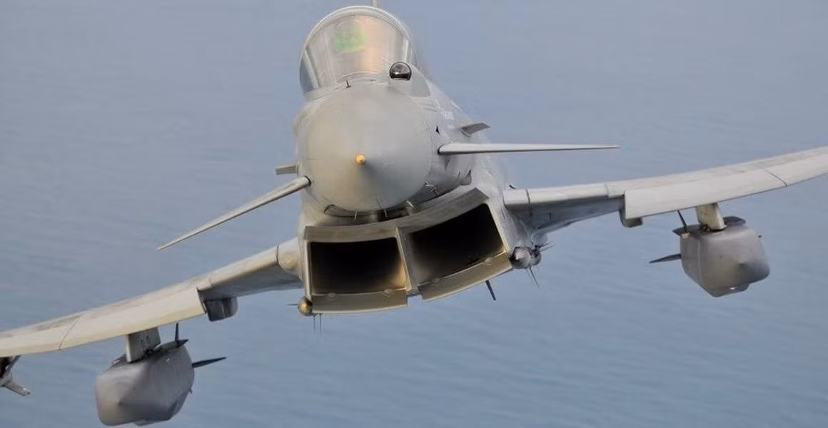 Phương thức dẫn đường kiểu này cho độ chính xác cao và khả năng đối phó với các phương tiện tác chiến điện tử của đối phương tốt hơn rất nhiều.