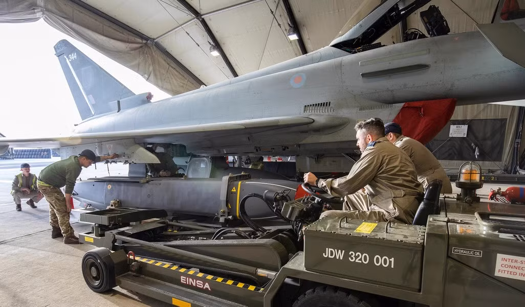 Scalp EG/Storm Shadow được dẫn đường bởi một hệ thống đo lường quán tính, cập nhật đường bay thông qua bản đồ địa hình kỹ thuật số và định vị vệ tinh GPS.