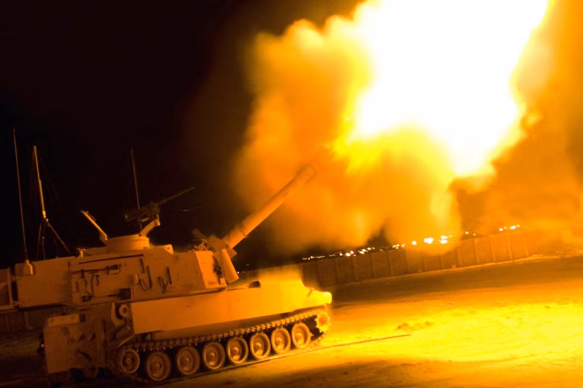 M109A6 Paladin được hiện đại hóa từ thế hệ pháo tự hành tầm xa M109, phát triển vào thập niên 1960 của Quân đội Mỹ. Phiên bản M109A6 Paladin mới này khắc phục được những điểm yếu của phiên bản trước đây như tầm bắn kém, uy lực và độ tin cậy không cao, tốc độ và khả năng vượt địa hình yếu.