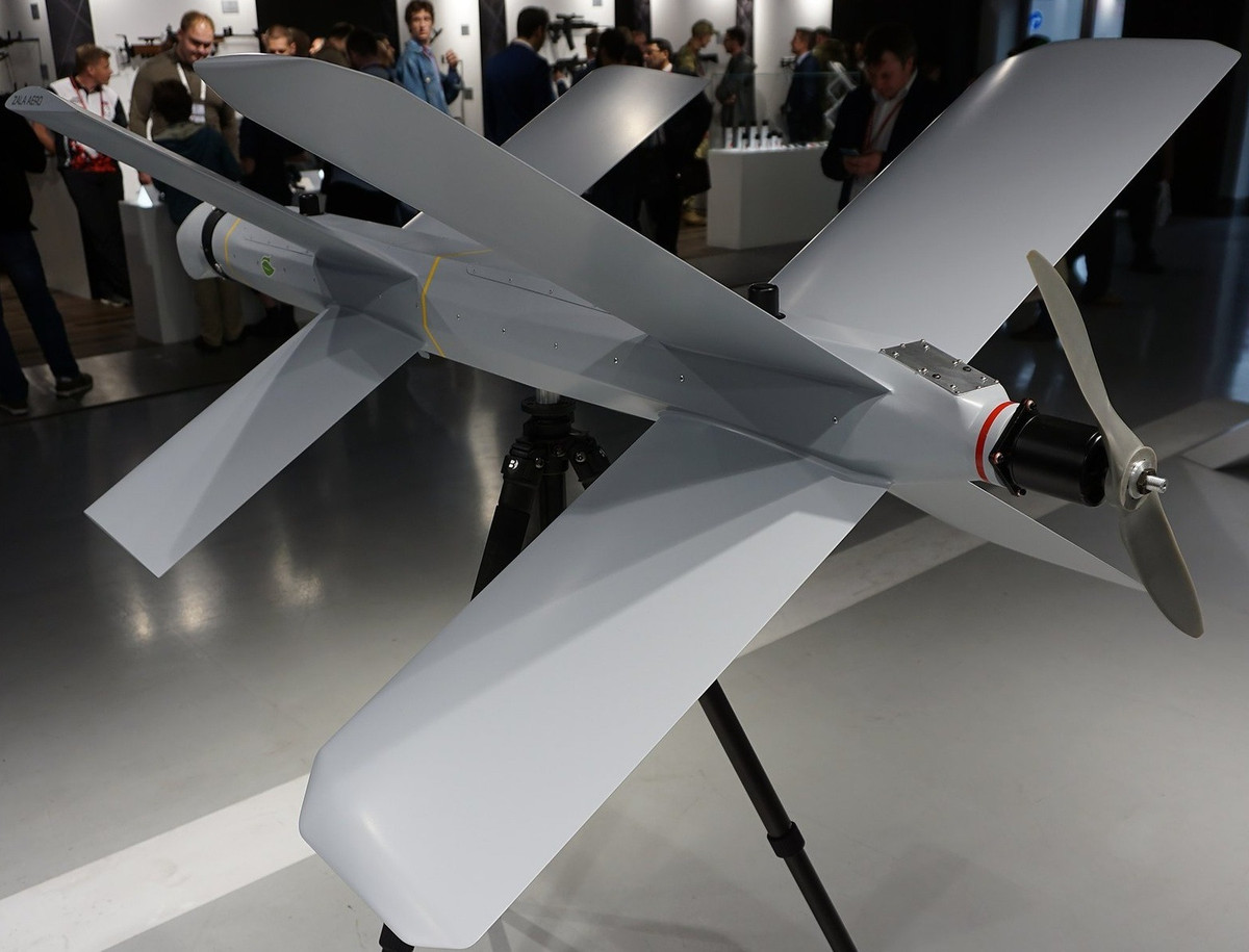 UAV Lancet có thể được sử dụng cho cả nhiệm vụ trinh sát và tấn công. Nó có tầm hoạt động tối đa là 40 km và trọng lượng cất cánh tối đa lên tới 12 kg. Ở chế độ chiến đấu, nó được trang bị đầu đạn nổ mạnh, đầu đạn phân mảnh hoặc đầu đạn nổ lõm.