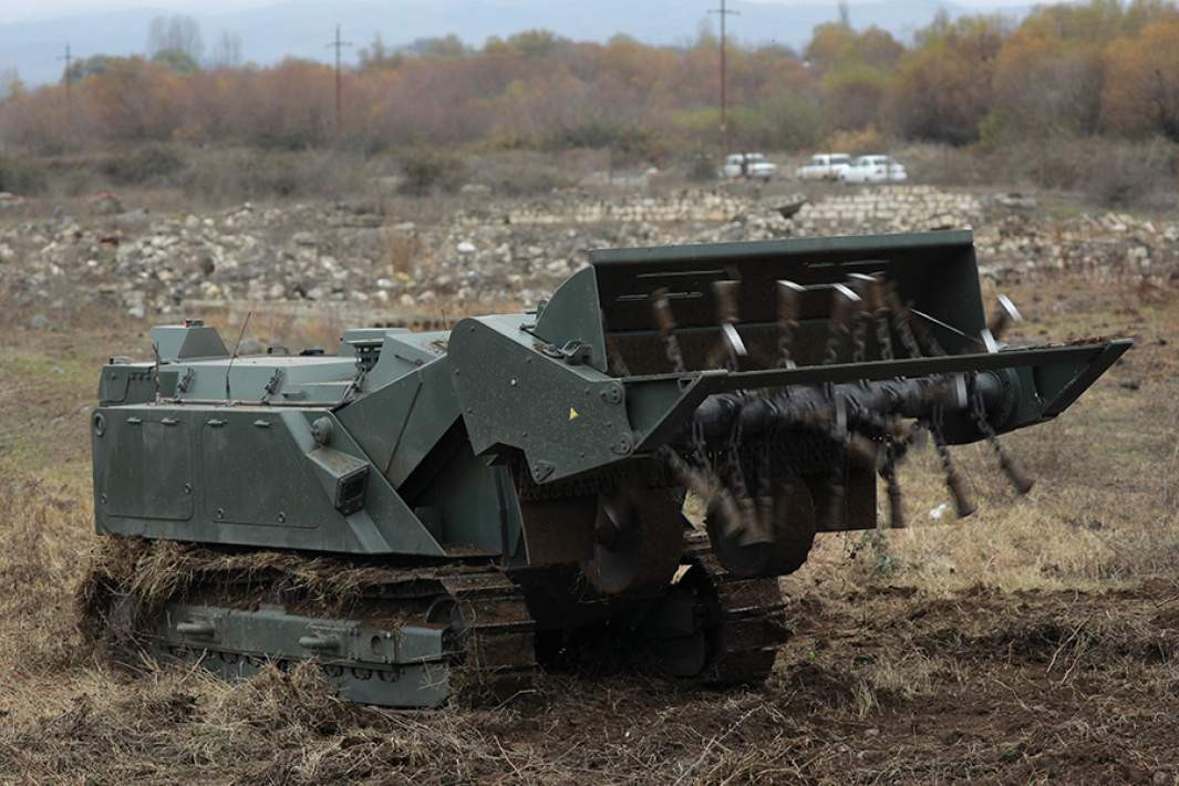 Ngoài ra, Alexei Leonkov, một chuyên gia khác, đã nhấn mạnh về tầm quan trọng của các hệ thống gỡ mìn tự động trong bối cảnh hiện nay. Ông cũng đề cập đến hệ thống “Uran-6”, một robot gỡ mìn từng thay thế được công việc của 30 chuyên viên trong vòng một giờ.