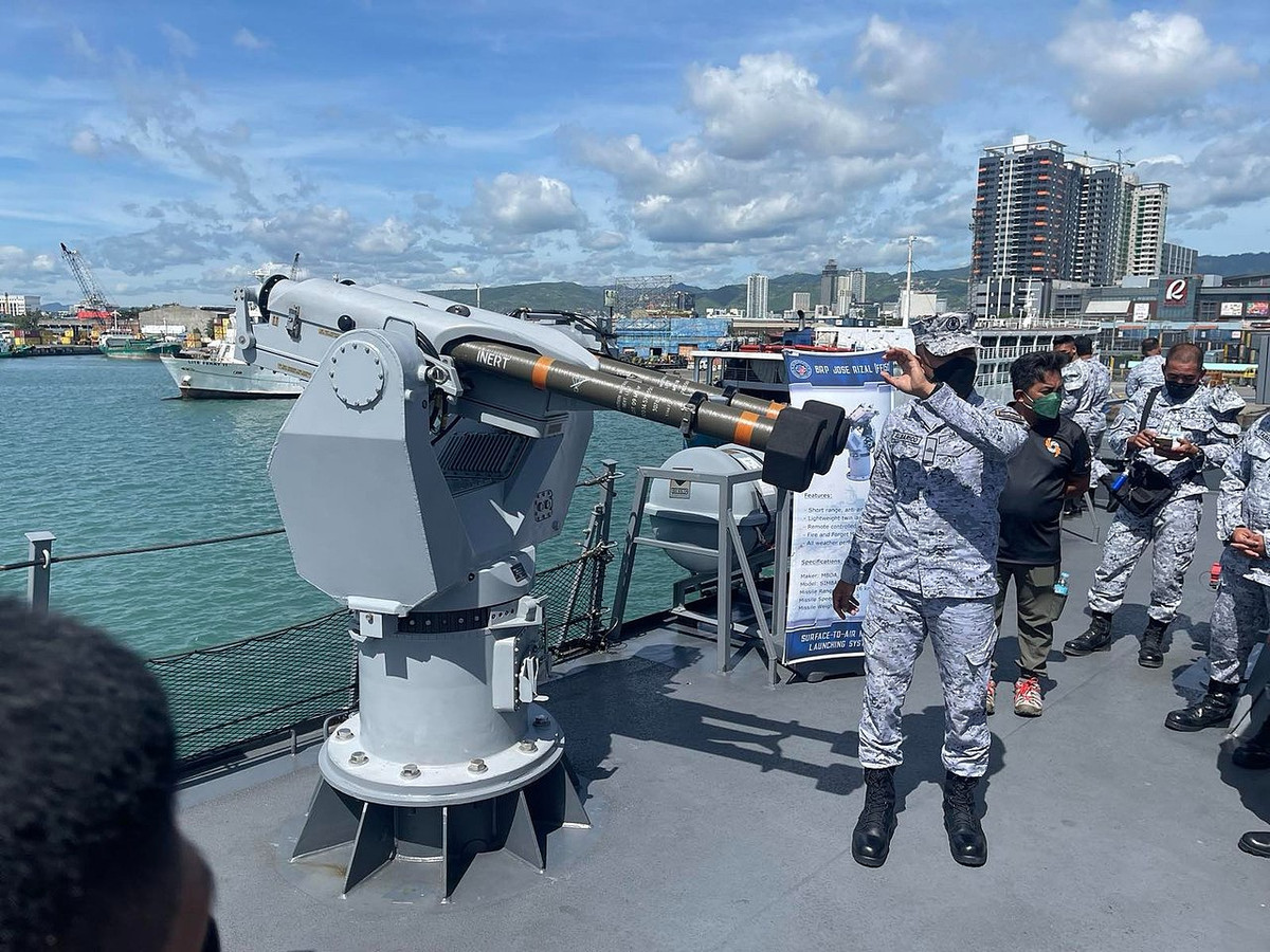 Ngoài ra, tàu còn được trang bị hai bệ phóng tên lửa phòng không MBDA Simbad-RC VSHORAD, với tầm bắn tối thiểu 6 km; hai bệ phóng ngư lôi hạng nhẹ ba nòng LIGnex1 K745 Blue Shark có tầm bắn tối thiểu 700m. Các chuyên gia Hàn Quốc còn thiết kế thêm cho tàu bốn khẩu súng máy hạng nặng K6 Motiv 12,7 mm. Tàu cũng có 8 ô phóng tên lửa thẳng đứng (VLS).