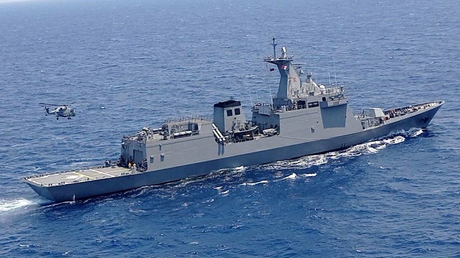 Tàu có thể mang theo một trực thăng AW159 Wildcat, có khả năng tác chiến chống ngầm. Thủy thủ đoàn trên tàu là 85 người. Tàu được trang bị nhiều cảm biến và hệ thống xử lý, đáng chú ý là radar tìm kiếm Hensoldt TRS-3D Baseline D mảng pha đa chế độ băng tần C; radar dẫn đường Kelvin Hughes băng tần E/F; radar điều khiển hỏa lực Selex ES và hệ thống theo dõi quang điện PASEO NS.