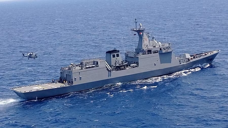 Tàu có thể mang theo một trực thăng AW159 Wildcat, có khả năng tác chiến chống ngầm. Thủy thủ đoàn trên tàu là 85 người. Tàu được trang bị nhiều cảm biến và hệ thống xử lý, đáng chú ý là radar tìm kiếm Hensoldt TRS-3D Baseline D mảng pha đa chế độ băng tần C; radar dẫn đường Kelvin Hughes băng tần E/F; radar điều khiển hỏa lực Selex ES và hệ thống theo dõi quang điện PASEO NS.