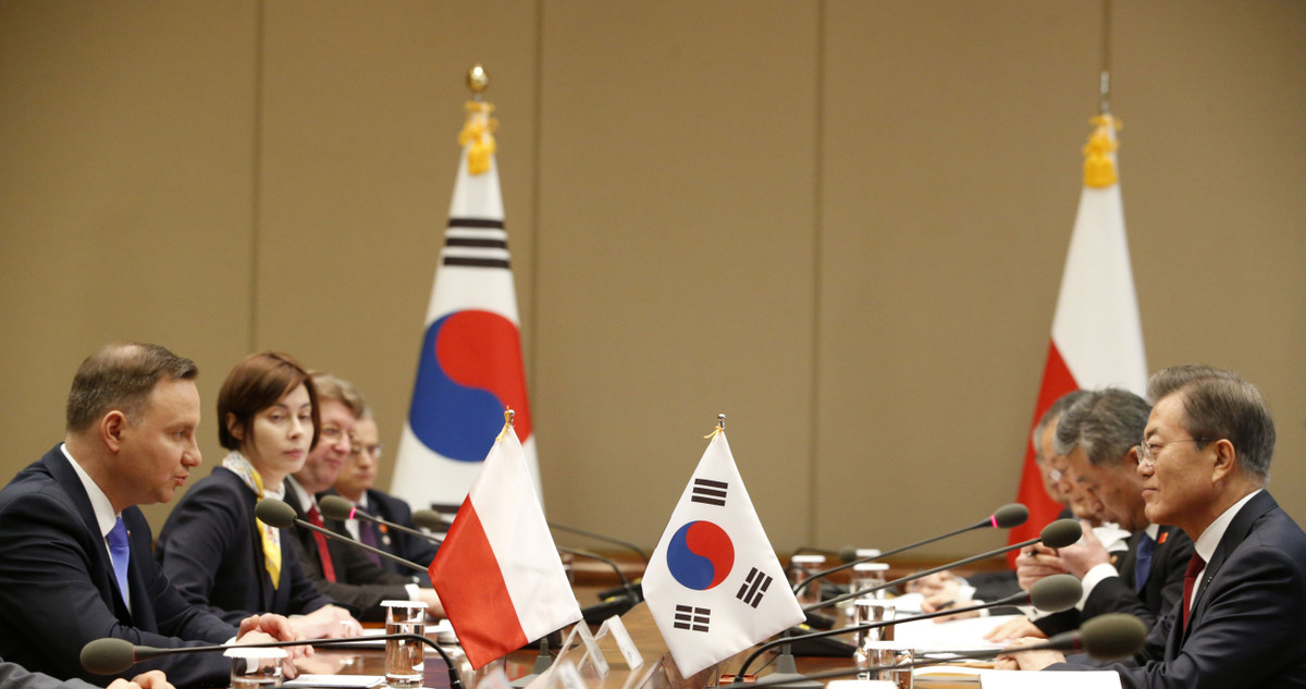 Theo báo cáo của Bộ tài sản nhà nước Ba Lan, vào ngày 27/3/2024, các cuộc thảo luận gần đây giữa Ba Lan và Hàn Quốc đã tập trung vào việc tăng cường hợp tác trong ngành công nghiệp quốc phòng, đặc biệt chú ý đến việc giải quyết các thách thức chuyển giao công nghệ. Ảnh: PISM.