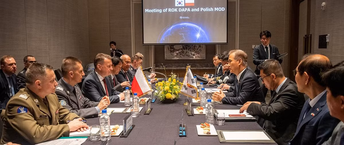 Tại trụ sở Cơ quan Giám sát Tài chính Ba Lan, một cuộc họp được tổ chức với sự tham dự của các nhân vật chủ chốt như Kim Joo-hyun, Chủ tịch Ủy ban Dịch vụ Tài chính Hàn Quốc và Jacek Jastrzębski, Chủ tịch Cơ quan Giám sát Tài chính Ba Lan, nhằm tăng cường hợp tác giữa hai nước này.