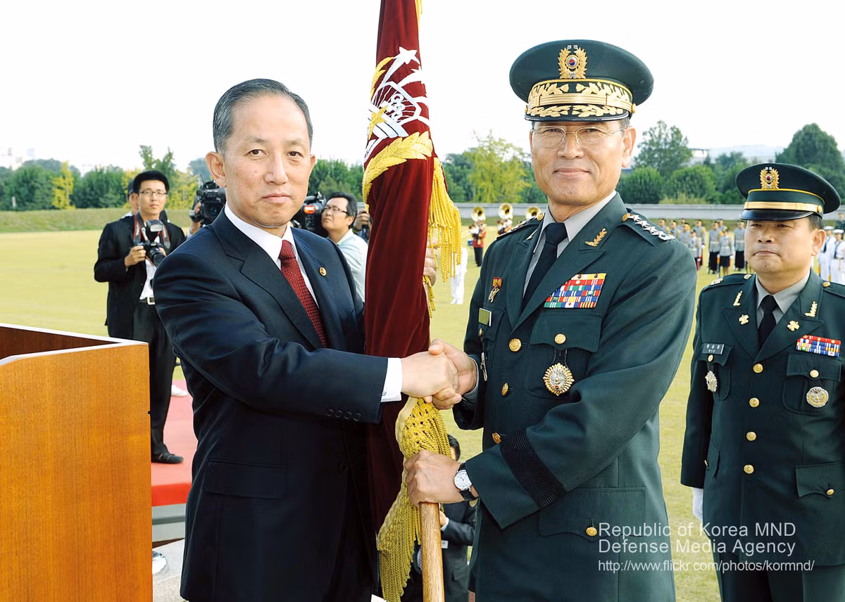 Trước đó ngày 26/3, trong một cuộc phỏng vấn, ông Euiseong Lee, Phó Chủ tịch phụ trách các Hệ thống phòng thủ của Hyundai Rotem cho biết về sự tham gia của Ba Lan trong việc sản xuất xe tăng chiến đấu chủ lực "Báo đen" K2.Ảnh: Wikimedia Commons.