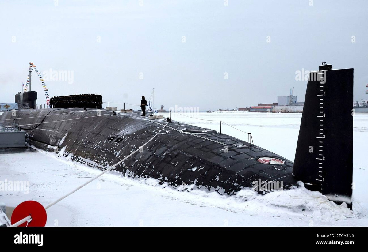 Theo hãng thông tấn TASS, vào ngày 16/9, hai tàu ngầm tên lửa chạy bằng năng lượng hạt nhân của Nga là Emperor Alexander III và Krasnoyarsk đã hoàn thành chuyến đi dưới băng ở Bắc Cực, di chuyển qua 6 vùng biển trong điều kiện băng giá đầy thách thức. Ảnh: Alamy.