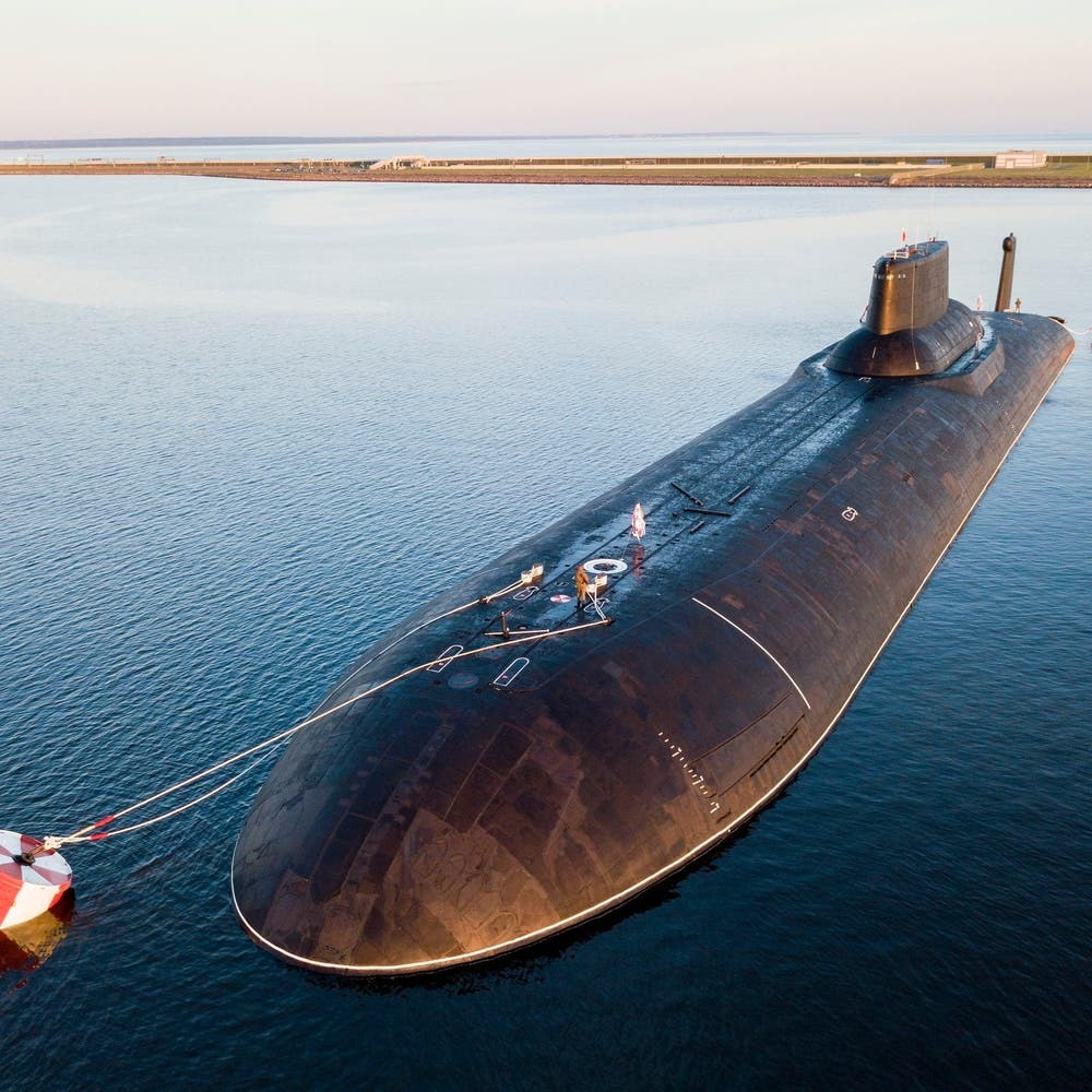 Các báo cáo cho thấy tàu ngầm có thể hoạt động ở tốc độ khoảng 37-51 km/h ở "chế độ im lặng", tính năng này có thể sánh ngang với một số tàu ngầm yên tĩnh nhất thế giới, chẳng hạn như tàu Virginia của Mỹ. Hơn nữa, lò phản ứng trên tàu Krasnoyarsk được thiết kế để hoạt động trong 25-30 năm mà không cần tiếp nhiên liệu.