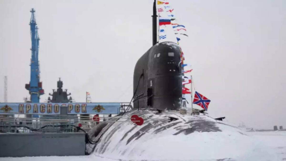 Thân tàu được chế tạo chủ yếu từ thép từ tính thấp và các kỹ thuật giảm tiếng ồn, bao gồm lò phản ứng hạt nhân thế hệ thứ tư hiện đại, giúp giảm thiểu tối đa âm thanh phát ra.