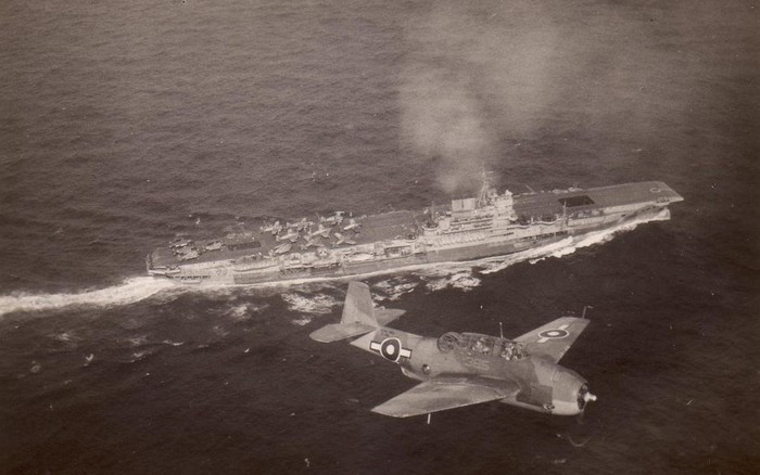 Shinano là một tàu sân bay có khả năng tự vệ, chỉ có điều nó gần như vô giá trị do thiếu thủy thủ đoàn và máy bay chiến đấu. 5 giờ sau khi rời Căn cứ Hải quân Yokosuka để thử nghiệm trên biển, Shinano đã bị tàu ngầm USS Archerfish của Mỹ phóng 4 quả ngư lôi. Con tàu lật úp và chìm lúc 10 giờ 17 phút, ngày 29/11/1944.