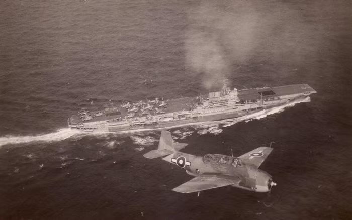 Shinano là một tàu sân bay có khả năng tự vệ, chỉ có điều nó gần như vô giá trị do thiếu thủy thủ đoàn và máy bay chiến đấu. 5 giờ sau khi rời Căn cứ Hải quân Yokosuka để thử nghiệm trên biển, Shinano đã bị tàu ngầm USS Archerfish của Mỹ phóng 4 quả ngư lôi. Con tàu lật úp và chìm lúc 10 giờ 17 phút, ngày 29/11/1944.