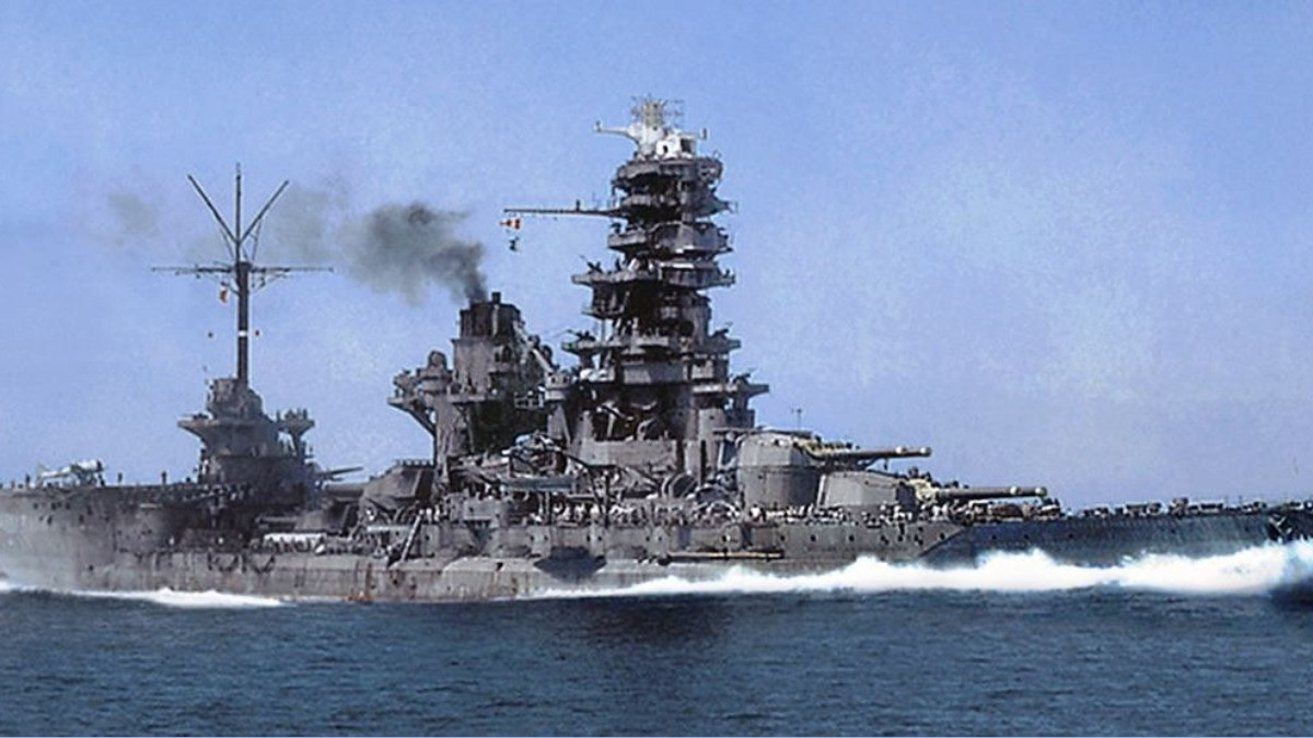 Các chuyên gia Nhật Bản đã bỏ 2 tháp pháo chính ở đuôi tàu và thay vào đó là lắp đặt một sàn đáp máy bay ngắn. Mỗi tàu được thiết kế để chở tới 24 máy bay. Vũ khí phòng không của tàu được bổ sung mạnh mẽ, với nhiều loại súng phòng không. Việc cải tạo đã hoàn thành vào mùa thu năm 1943. Ảnh: Pinterest.