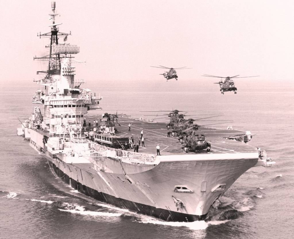 Nhưng không phải chiếc tàu sân bay nào cũng hoạt động hiệu quả. Có thể do công nghệ chế tạo tàu sân bay, hoặc những con tàu này hoạt động không đúng mục đích hoặc do vấn đề kinh phí, đã khiến không ít chiếc tàu sân bay rơi vào thảm cảnh. Ảnh: Ships Nostalgia.