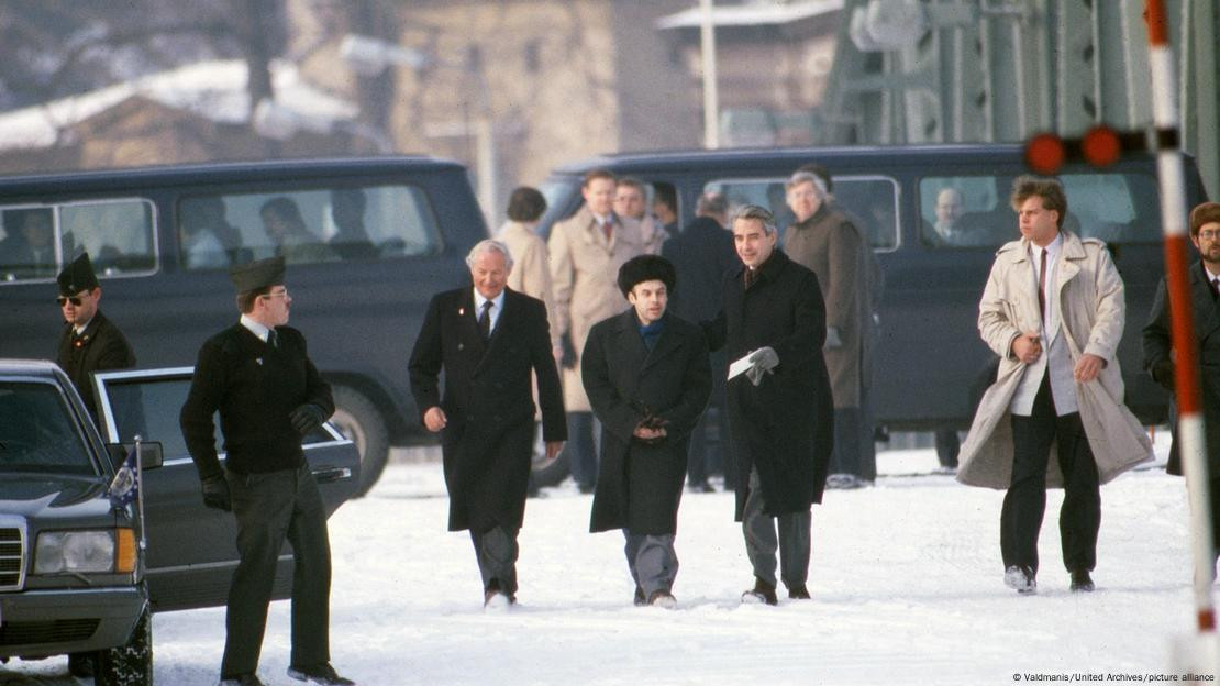 Lần cuối cùng cầu Glienicke được sử dụng cho một cuộc trao đổi gián điệp diễn ra vào tháng 2/1986. Trong sự kiện này, sĩ quan tình báo người Séc Karl Koecher và vợ của ông, Hannah, được trao đổi với nhà bất đồng chính kiến Natan Sharansky. Karl Koecher, người đã cung cấp thông tin giá trị cho Moscow và Praha trong suốt mười năm, sau đó làm cố vấn CIA cho bộ phận các nước Đông Âu. Ảnh: Cuộc trao đổi gián điệp năm 1986. (Nguồn ảnh: Vzglyad.ru, picture-alliance.com, dw.com, Ria Novosti, TASS, Global Look Press). 