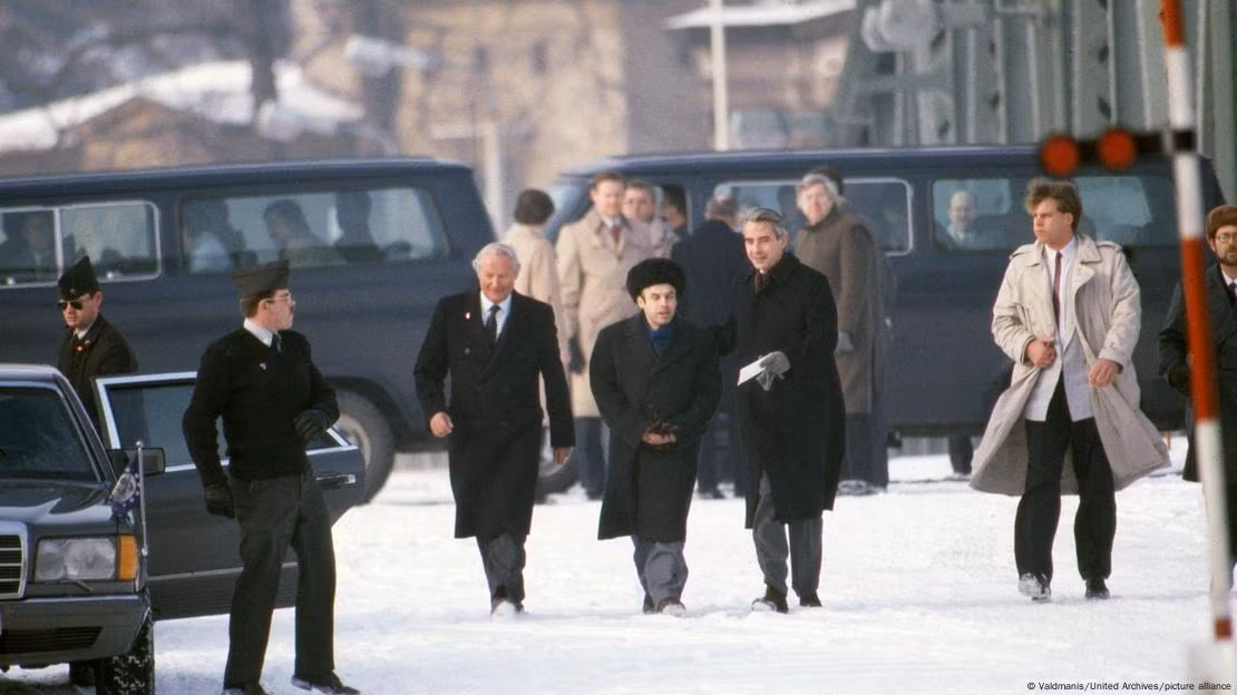 Lần cuối cùng cầu Glienicke được sử dụng cho một cuộc trao đổi gián điệp diễn ra vào tháng 2/1986. Trong sự kiện này, sĩ quan tình báo người Séc Karl Koecher và vợ của ông, Hannah, được trao đổi với nhà bất đồng chính kiến Natan Sharansky. Karl Koecher, người đã cung cấp thông tin giá trị cho Moscow và Praha trong suốt mười năm, sau đó làm cố vấn CIA cho bộ phận các nước Đông Âu. Ảnh: Cuộc trao đổi gián điệp năm 1986. (Nguồn ảnh: Vzglyad.ru, picture-alliance.com, dw.com, Ria Novosti, TASS, Global Look Press). 