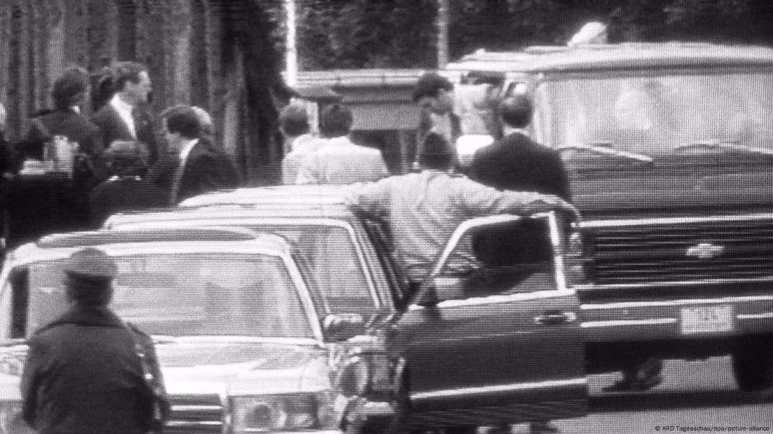 Ngày 11/6/1985, cầu Glienicke là nơi diễn ra một cuộc trao đổi lớn với tỷ lệ “25 ăn 4”. Liên Xô đã trao đổi 25 điệp viên với Mỹ để nhận lại 4 sĩ quan tình báo từ Đông Âu, bao gồm CHDC Đức, Ba Lan và Bulgaria. Cuộc trao đổi này được thực hiện với sự tham gia của nhiều điệp viên và một chiếc xe buýt từ Liên Xô, trong đó có hai hành khách quyết định ở lại CHDC Đức và không tiếp tục hành trình. Ảnh: Cuộc trao đổi các điệp viên KGB bị kết án tù ở Mỹ với điệp viên CIA năm 1985.