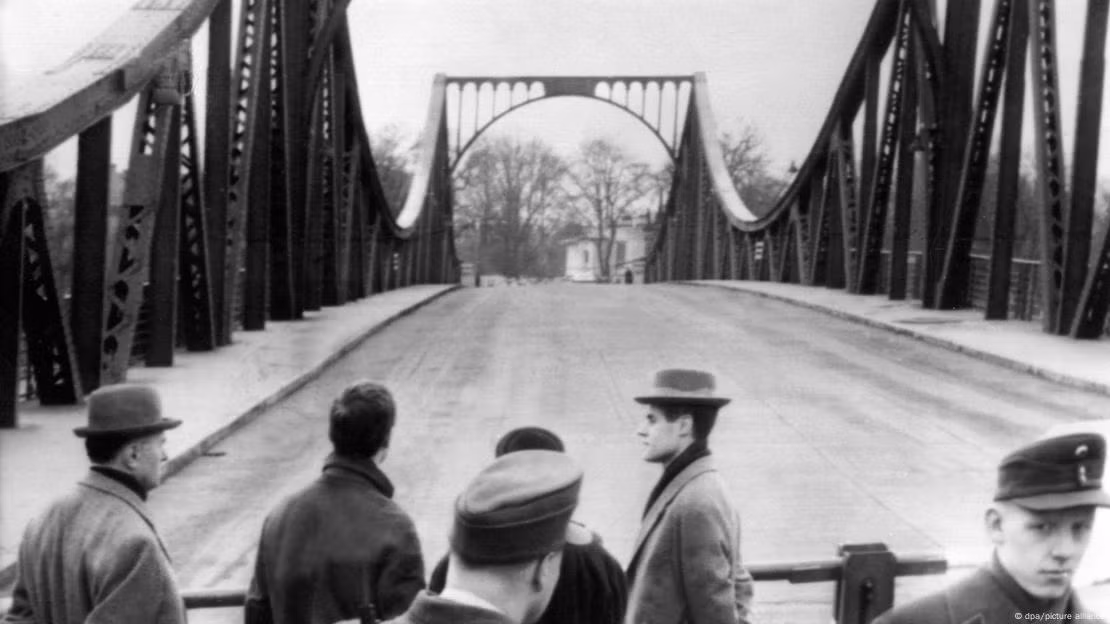 Ngày 10/2/1962, cầu Glienicke chứng kiến cuộc trao đổi điệp viên đầu tiên giữa Mỹ và Liên Xô. Sĩ quan tình báo Liên Xô Rudolf Abel, người đã bị kết án gián điệp tại Mỹ, được đổi lấy phi công Mỹ Francis Gary Powers, người đã bị bắn hạ khi thực hiện nhiệm vụ trinh sát trên bầu trời Sverdlovsk. Ảnh: Cầu Glienicke trong ngày trao đổi phi công Mỹ Gary Powers và sĩ quan tình báo Liên Xô Rudolf Abel năm 1962.