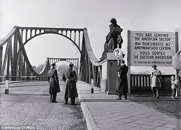 Cầu Glienicke, còn được biết đến với tên gọi "cầu gián điệp," bắc qua sông Havel nối quận Wannsee của Berlin với thành phố Potsdam ở Đức. Cầu này đã trở thành một biểu tượng quan trọng trong lịch sử Chiến tranh Lạnh, nhờ vào vai trò nổi bật của nó trong các cuộc trao đổi điệp viên giữa các cường quốc. Ảnh: Cầu Glienicke thời kỳ Chiến tranh Lạnh.