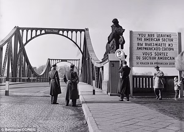 Cầu Glienicke, còn được biết đến với tên gọi "cầu gián điệp," bắc qua sông Havel nối quận Wannsee của Berlin với thành phố Potsdam ở Đức. Cầu này đã trở thành một biểu tượng quan trọng trong lịch sử Chiến tranh Lạnh, nhờ vào vai trò nổi bật của nó trong các cuộc trao đổi điệp viên giữa các cường quốc. Ảnh: Cầu Glienicke thời kỳ Chiến tranh Lạnh.