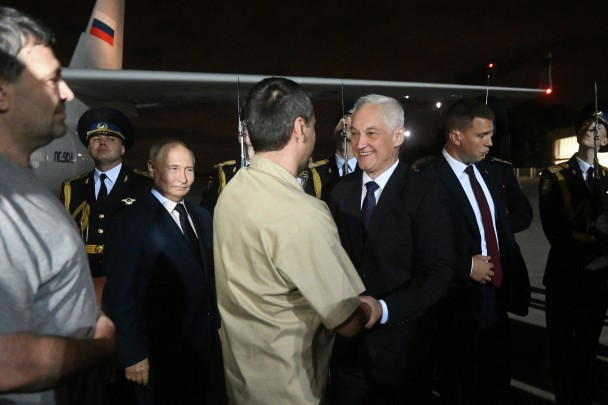 Nhà khoa học chính trị người Nga, Evgeny Minchenko nhận định rằng, cuộc trao đổi tù nhân gần đây không cho thấy dấu hiệu nào về việc mối quan hệ giữa Nga và phương Tây có thể cải thiện. Ảnh: Cuộc trao đổi tù nhân giữa Nga và phương Tây ngày 1/8/2024.