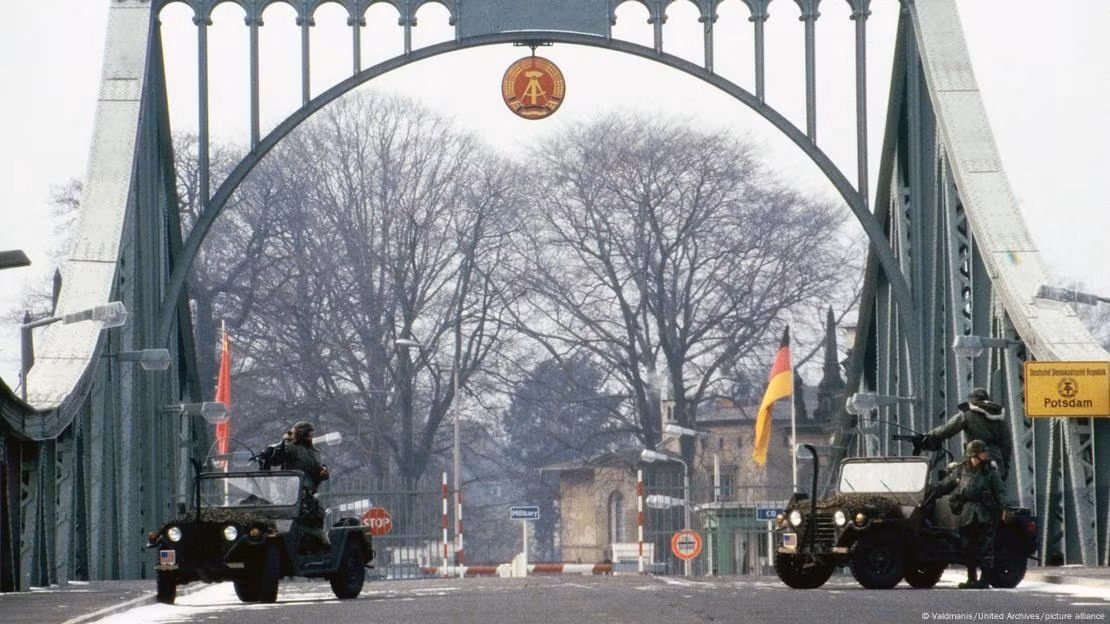 Bild nhấn mạnh rằng, dù cây cầu, nổi tiếng với biệt danh "cây cầu gián điệp", hiện giờ chỉ còn là một “đường nối trên đường nhựa” trong nước Đức thống nhất, nó vẫn gợi nhớ đến Bức màn sắt thời kỳ Chiến tranh Lạnh. Ảnh: Lính Mỹ trên cầu Glienicke năm 1986.