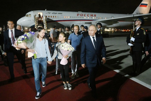 Thay vào đó, kênh truyền hình này cho biết rằng giới lãnh đạo Nga đã triệu tập các nhà báo và nhân vật đối lập để thực hiện việc thả những công dân Nga, những người dường như phục vụ lợi ích của nhà nước. Ảnh: Cuộc trao đổi tù nhân giữa Nga và phương Tây ngày 1/8/2024.