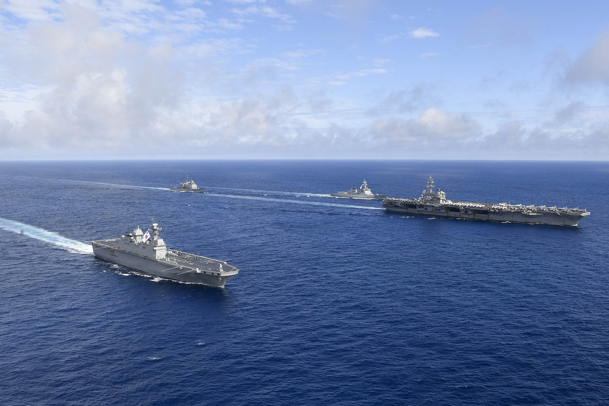 Hải quân Mỹ thông báo rằng, Nhóm tấn công tàu sân bay (CSG) 1, dẫn đầu bởi soái hạm là tàu sân bay lớp Nimitz USS Carl Vinson (CVN-70), cùng Lực lượng Phòng vệ Hàng hải Nhật Bản (JMSDF) và Hải quân Hàn Quốc (ROKN), đã tiến hành một cuộc tập trận hàng hải ba bên, thể hiện cam kết của họ trong việc tăng cường an ninh và ổn định khu vực ở Ấn Độ Dương-Thái Bình Dương.