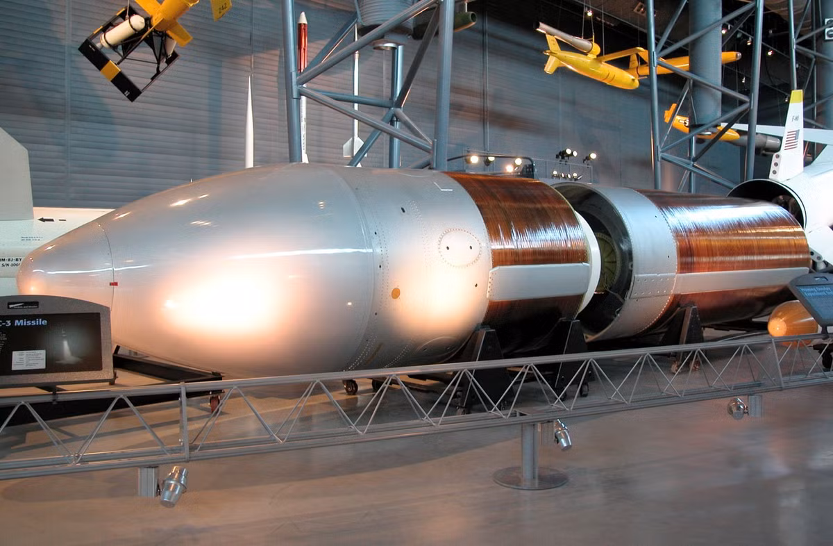 Nga cũng đã phát triển một loại ngư lôi mang đầu đạn hạt nhân có tên Poseidon, được thiết kế để tấn công một thành phố ven biển hoặc cơ sở hải quân. Bản tin của các nhà khoa học nguyên tử đưa tin rằng, loại ngư lôi trang bị hạt nhân tầm xa đầu tiên đã được Nga sản xuất vào đầu năm 2023.