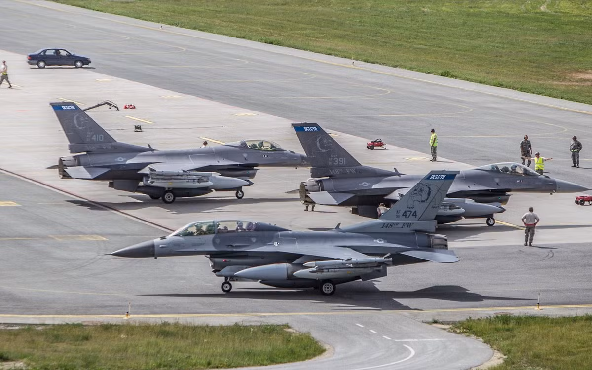 Nhiệm vụ của F-16 ở Ukraine rất đa dạng, nhưng chiếc máy bay này sẽ được ưu tiên để hỗ trợ khả năng phòng không, bao gồm việc đánh chặn tên lửa và những quả bom lượn cực kỳ nguy hiểm do Quân đội Nga thả xuống.