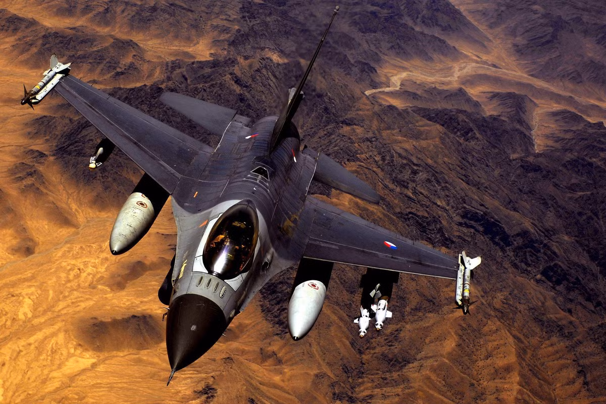 Máy bay F-16 của Ukraine được trang bị Hệ thống phân phối vũ khí tích hợp Pylon (PIDS) và Hệ thống chiến đấu điện tử tích hợp (ECIPS), để bảo vệ máy bay khỏi tên lửa của đối phương.