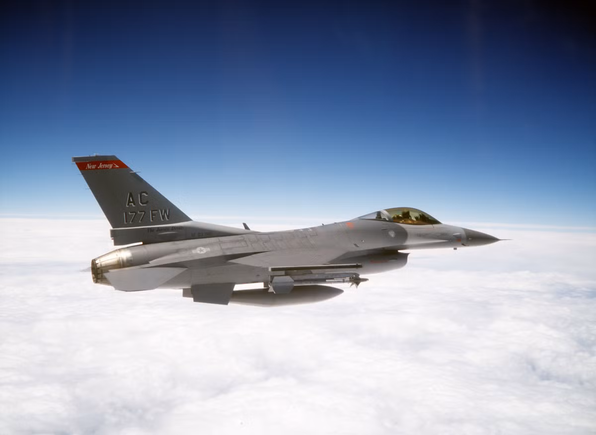 F-16 còn được đánh giá cao với khả năng không chiến trên không. Tuy nhiên, hiệu quả trong nhiệm vụ này hoàn toàn phụ thuộc vào vũ khí được phương Tây cung cấp cho quân đội Kiev và sẽ xuất hiện dưới cánh của những chiếc F-16 Ukraine.
