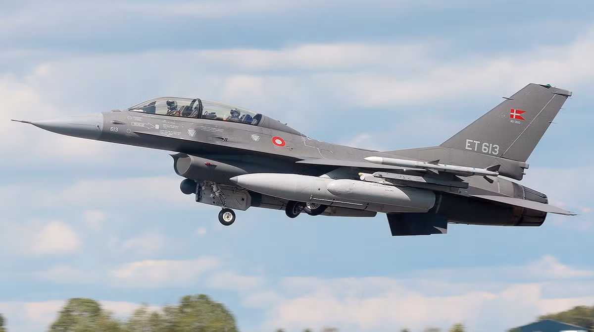 F-16 có tốc độ bay tối đa là 2.100 km/giờ và độ cao tối đa đạt được là 12km. Bán kính chiến đấu của máy bay lên tới 1.800 km. Phạm vi hoạt động lên đến là 4.000 km. F-16 còn được trang bị pháo bắn nhanh M61A1 6 nòng 20mm với 511 viên đạn. Ảnh: Euromaidan Press.