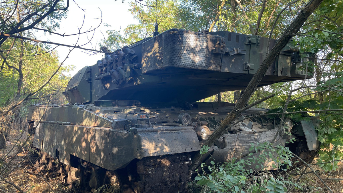 Qua hình ảnh có thể thấy chiếc xe tăng còn khá nguyên vẹn và trong tình trạng tương đối tốt. Một số chuyên gia nhận định, Quân đội Ukraine sẽ không thể bỏ rơi chiếc xe tăng nguyên vẹn dễ dàng như vậy, họ nhất định sẽ tìm cách kéo về hoặc phá hủy nó. Ảnh: New Unrolled.