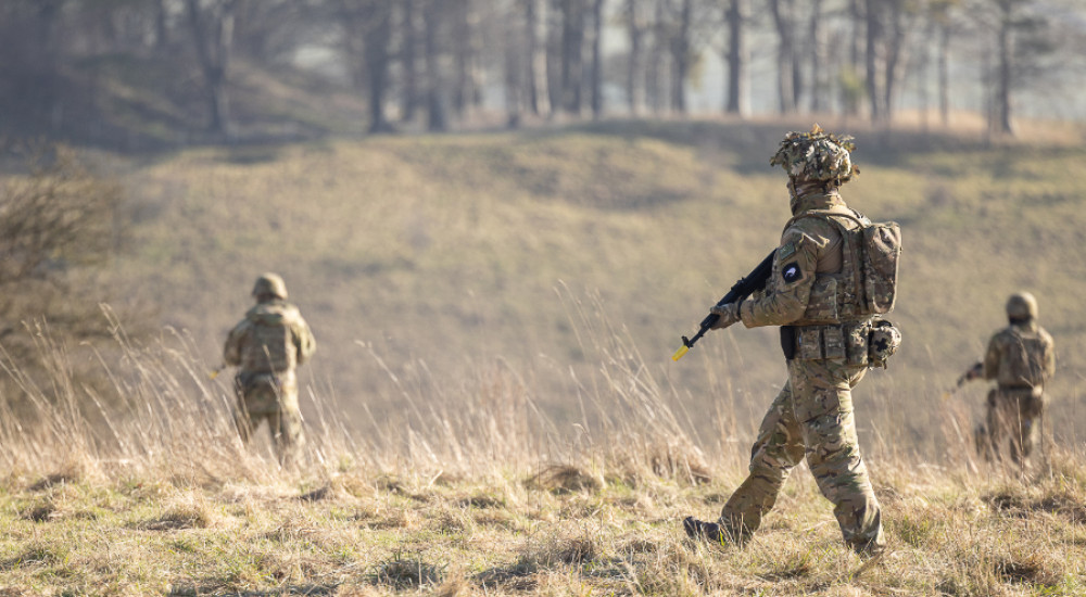 Trước đó, từ tháng 5-7/2022, các huấn luyện viên New Zealand đã đào tạo khoảng 300 pháo thủ Ukraine cho các khẩu pháo L119 105 mm. Để thuận tiện hơn, các khóa huấn luyện này được thực hiện tại Vương quốc Anh do khoảng cách địa lý xa xôi giữa New Zealand và Ukraine. Ảnh: Quân đội New Zealand huấn luyện cho các học viên Lực lượng Vũ trang Ukraine tại Anh.