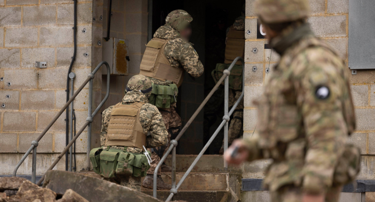 Dù có nguồn lực tài chính hạn chế, New Zealand coi việc tham gia đào tạo quân nhân Ukraine là cách chính để thể hiện sự hỗ trợ của mình đối với Kiev. Ảnh: Quân đội New Zealand huấn luyện cho các học viên Lực lượng Vũ trang Ukraine tại Anh.