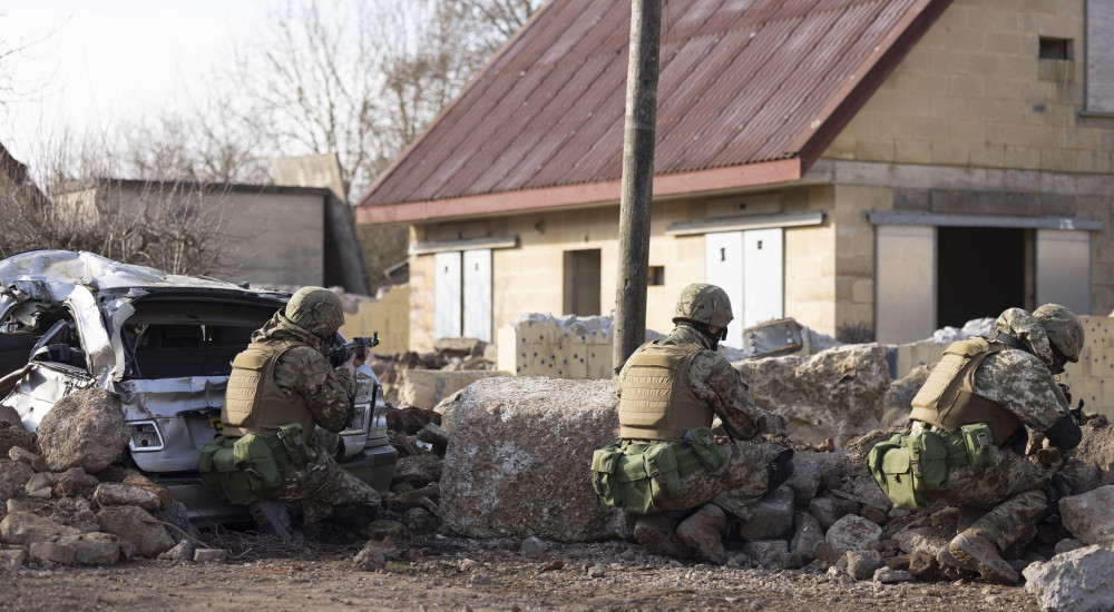 Cả hai quốc gia này đều đang tích cực tham gia vào chiến lược toàn cầu của NATO và các liên minh quân sự khác nhằm bảo vệ lợi ích của mình trong khu vực châu Á - Thái Bình Dương. Ảnh: Quân đội New Zealand huấn luyện cho các học viên Lực lượng Vũ trang Ukraine tại Anh. (Nguồn ảnh: Izvestia, Reuters, Bộ Quốc phòng New Zealand, Anadolu Ajansi).