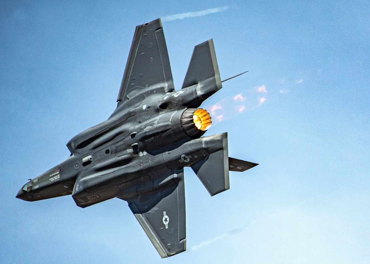 Ngoài 32 chiếc F-35, đơn hàng trị giá 7,2 tỷ USD còn bao gồm một động cơ dự phòng, thiết bị liên lạc an toàn, hệ thống dẫn đường chính xác, thiết bị mật mã và nhận dạng, máy bay mô phỏng, vũ khí và đạn dược, cũng như phụ tùng thay thế và dịch vụ bảo dưỡng. Ảnh: AF.mil.