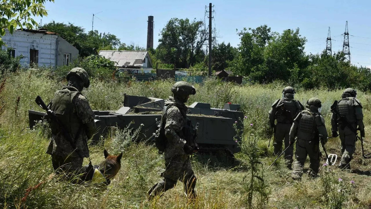Trong khi đó, nhà phân tích quân sự Nga Boris Rozin đăng trên mạng xã hội rằng, có một đoạn kênh nối với phía nam thành phố có thể cho phép quân xung kích Nga đi qua kênh và tiến thẳng vào khu vực phía nam Chasov Yar.