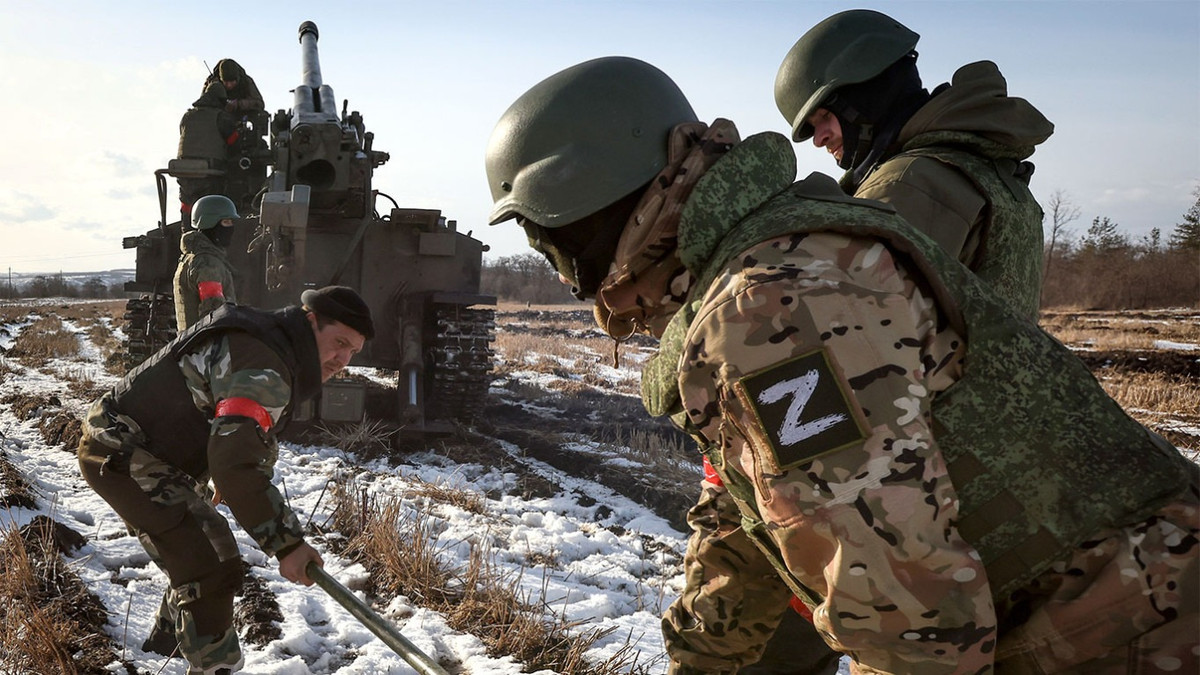 Trong khi đó, các lực lượng Nga đang đẩy mạnh cuộc tấn công vào Chasov Yar. Khu vực Bogdanovka ở sườn phía bắc thành phố bị chiếm, trận chiến tại Kalinivka đã bắt đầu và quân Nga đang tiến song song với phòng tuyến xuyên qua Stupochki đến Konstantinovka.